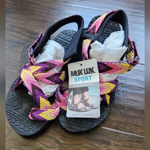 Muk luks sport NWT sandal pink chevron size 9.